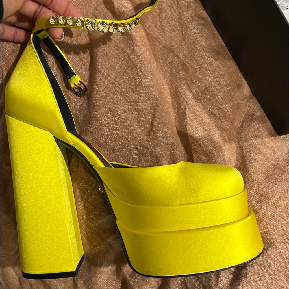 Versace medusa satin platform pumps yellow size 39